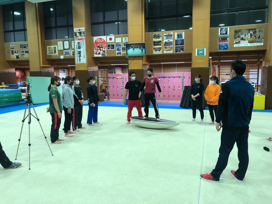 選手たちにサーフトレーナーの使い方を説明する院長