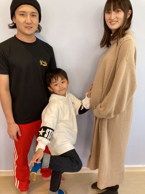 院長と男の子とお母さんが並んだ記念写真
